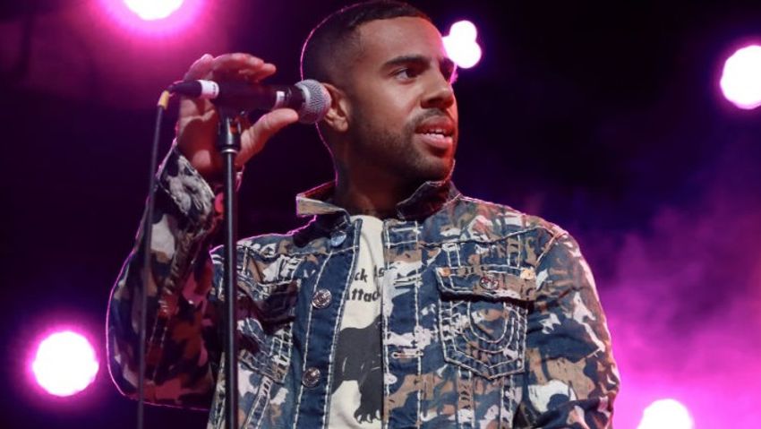  Vic Mensa Gives Away $10,000 Worth Of Gas Money In Chicago