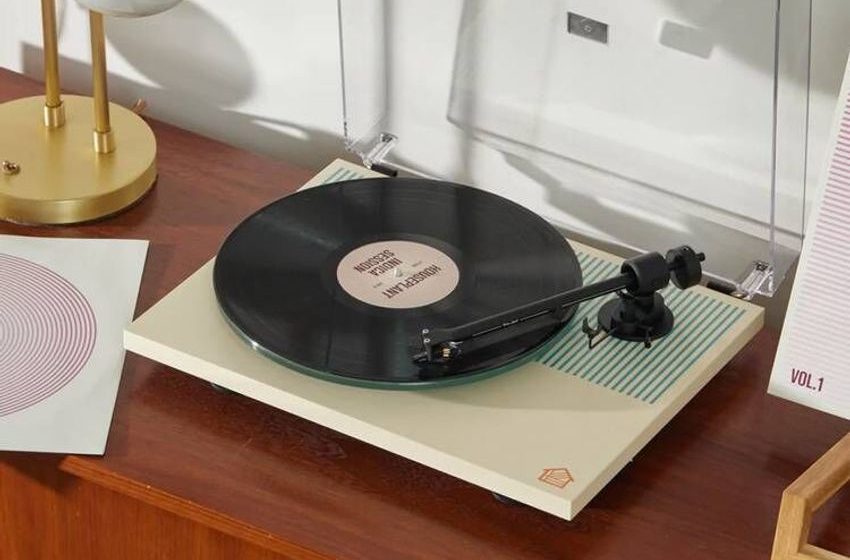  Premium Retro Record Players – Houseplant and Pro-Ject Join Forces on a Special HP1 Phono BT (TrendHunter.com)