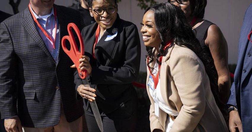  Illinois’ 1st predominantly Black-owned licensed pot business and craft grower opens in Rockford; hundreds more licensees still trying to get started