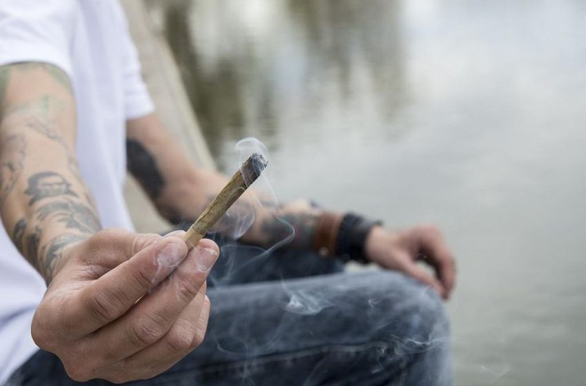 Smoking marijuana more deadly in cigarette smokers, study reveals