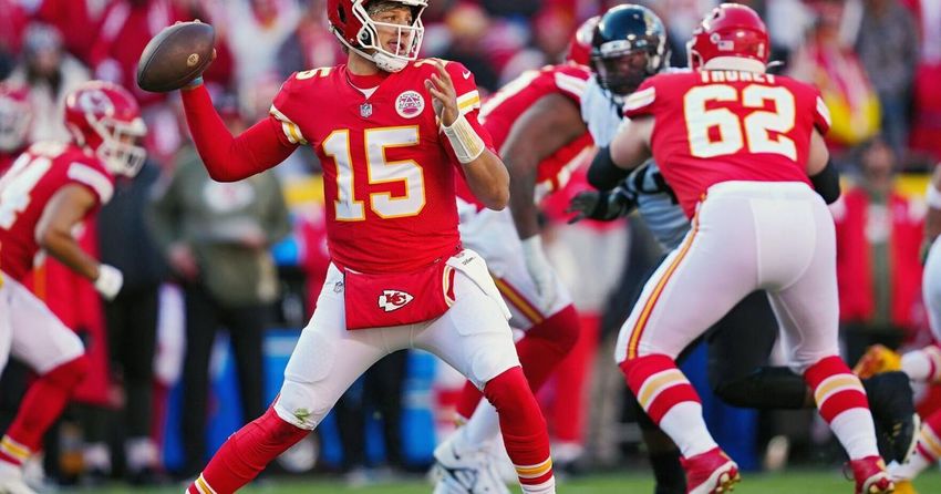  Chiefs beat Jaguars as Mahomes throws for 4 TDs; Smith-Schuster in concussion protocol