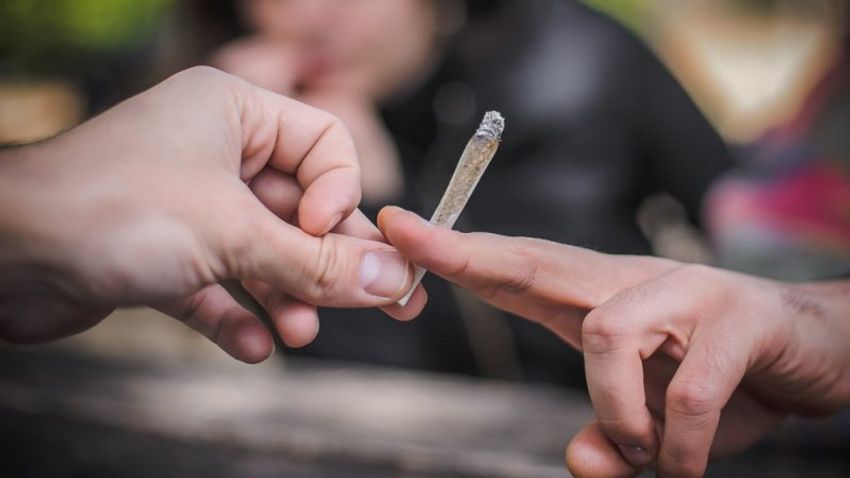  WHO: French youth smoke, drink less since pandemic