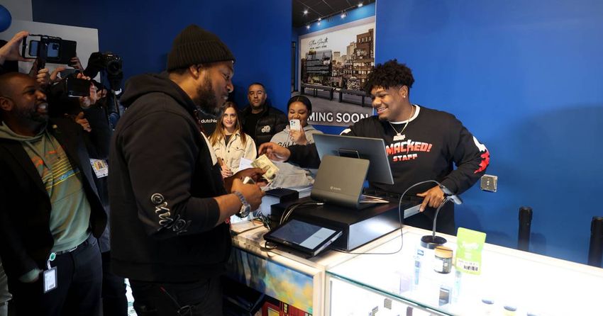  Pot conviction brings business opportunity to owner of second legal weed shop in Manhattan; ‘It’s good vibes’ – New York Daily News