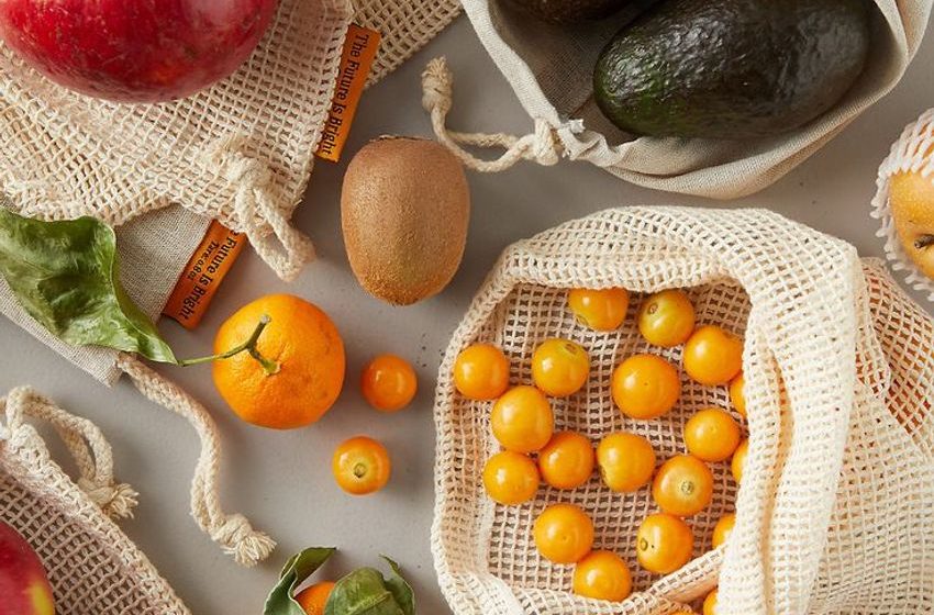 Eco-friendly, and convenient, these reusable produce bags make trips to the farmers’ market and grocery store simple and sustainable. 7 bags arriving in three sizes and two materials, means you’ll always have enough bags on hand. Organic cotton mesh bags allow fresh fruits and veggies to breath while durable hemp ensures your grains and trail mix stays put. Also perfect for travel, packing, baby items, the pool, beach, or car. – 4 organic cotton mesh bags, 3 hemp grain bags- Biodegradable, synth