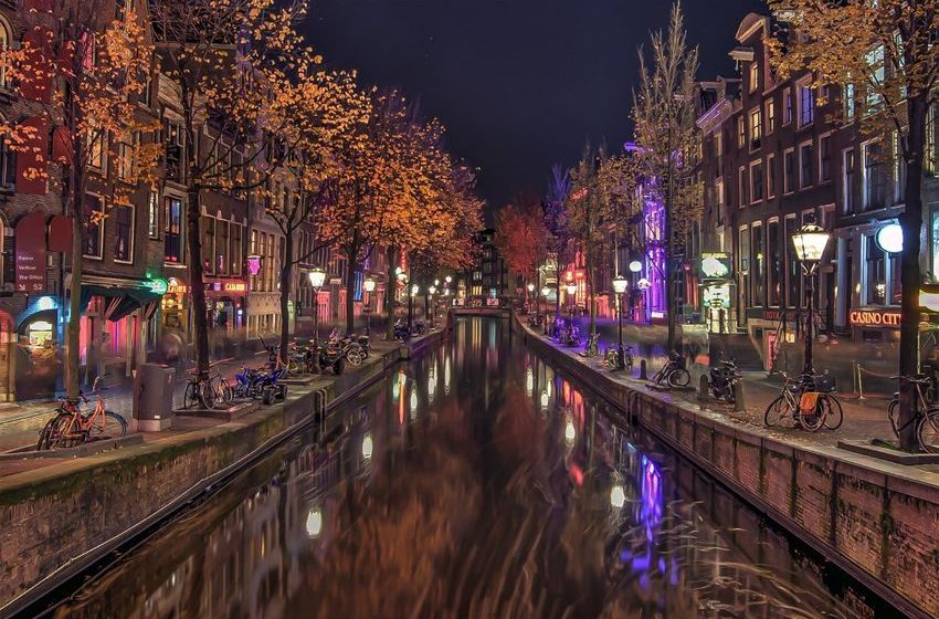  Amsterdam Looks to Dim Red Light District Tourism