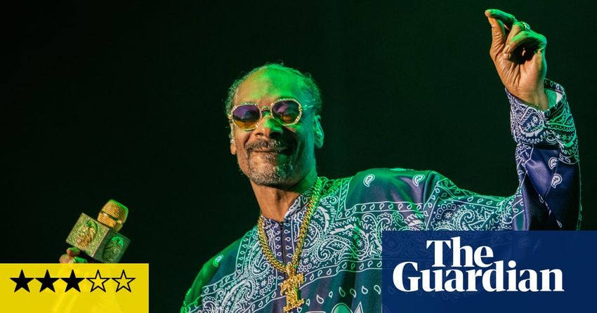 Snoop Dogg review – rap icon still dropping it like it’s hot