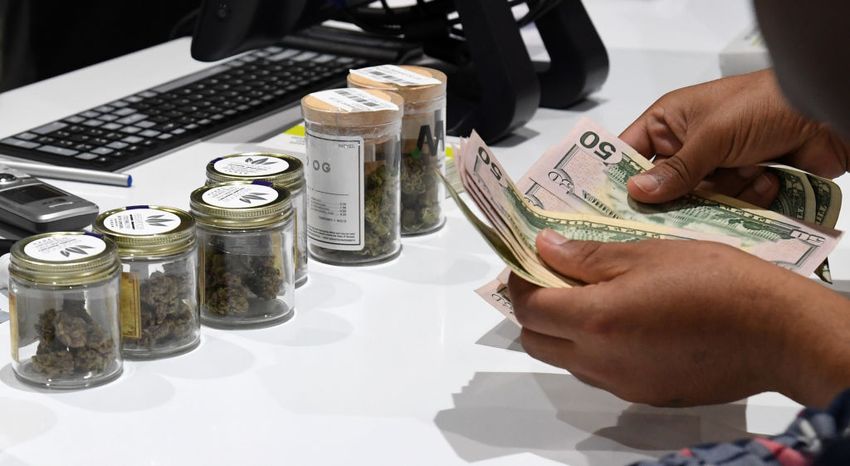 Marijuana employees go on strike at Chicagoland dispensaries