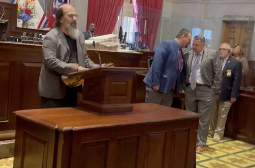  Steve Earle’s Marijuana Grower Ballad “Copperhead Road” Becomes Official Tennessee State Song For 4/20