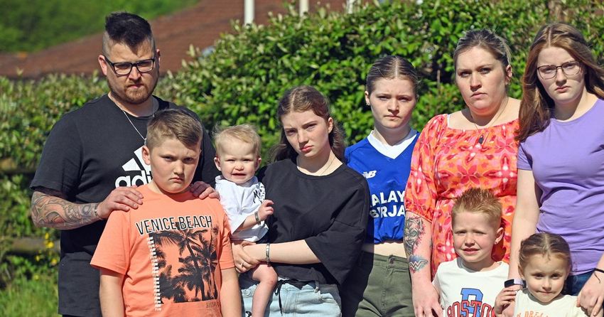  Pregnant mum, husband and 7 kids share 4 beds in hotel that ‘stinks of cannabis’