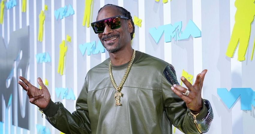  Snoop Dogg says he’s giving up smoking weed