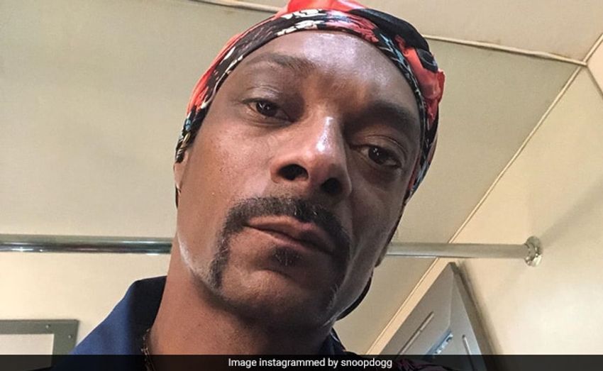  Snoop Dogg Announces He’s “Giving Up Smoke” After Years Of Marijuana Use