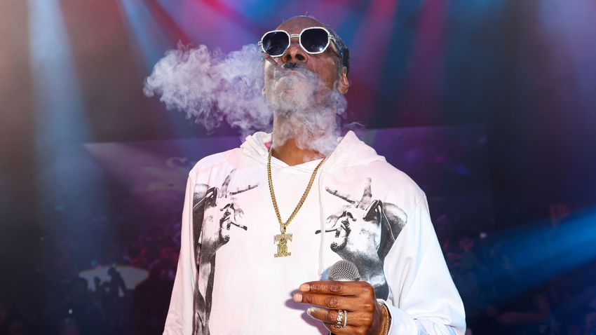  Snoop Dogg says he’s giving up weed…