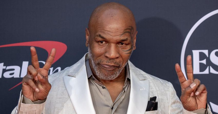  Man punched by Mike Tyson on plane demands $450,000. Lawyer says ex-champ won’t pay ‘shakedown’