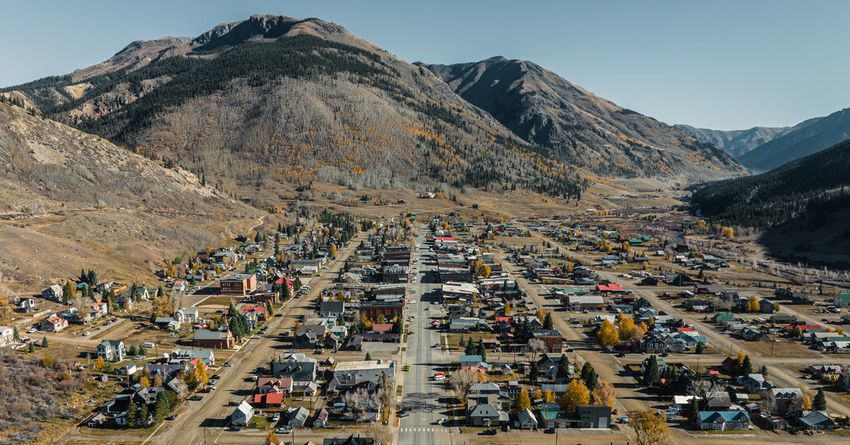  Divided by Politics, Colorado Town Mends Broken Bones…