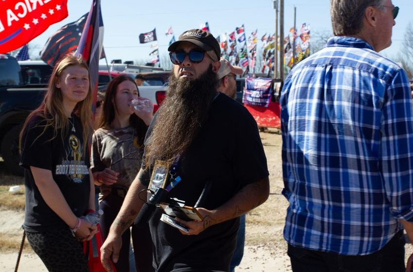 Right-Wing Bloggers Busted During Militia Border Tour (Francesca D’Annunzio/The Texas Observer)