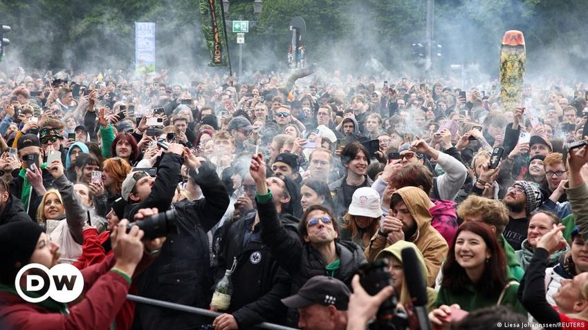  Smokers’ delight: Thousands light up for 420 in Berlin