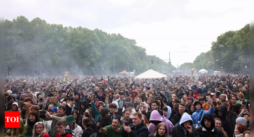  Smokers’ delight: Thousands light up for 420 in Berlin