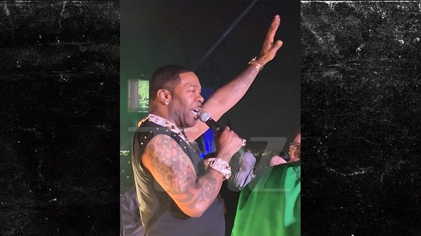  Busta Rhymes Orders Crowd to Pocket Phones Due to Low Energy at Concert