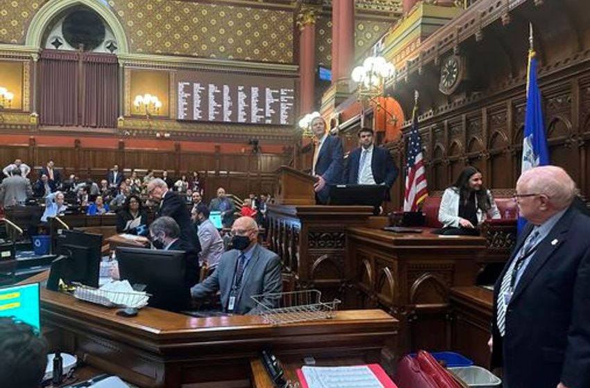  Connecticut lawmakers adjourn session, fail to pass AI regulations but pass absentee ballot reforms