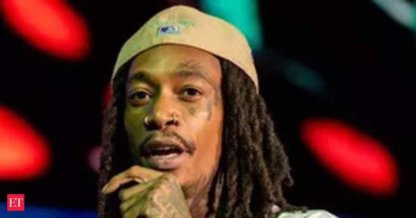 Why was Wiz Khalifa arrested in Romania during the performance at Beach Please! Festival?