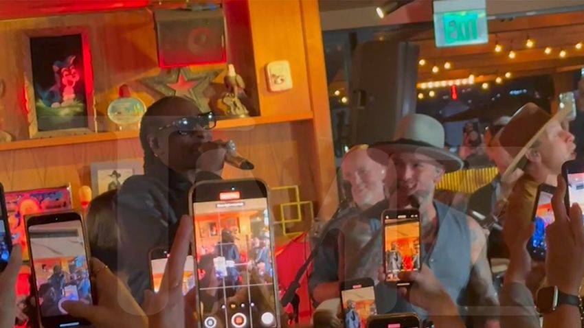  Snoop Dogg Performs ‘Let It Run’ With Zac Brown Band While Smoking a Blunt