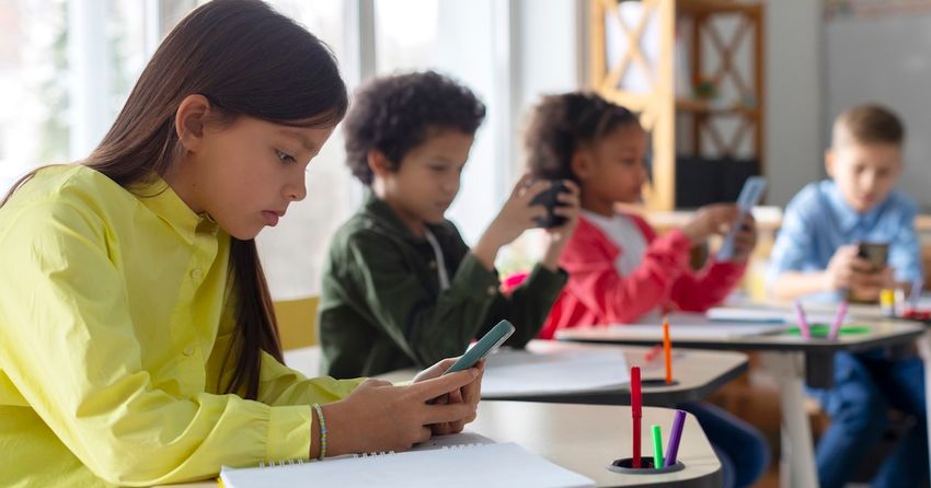 Lawmakers Want to Ban Cell Phones In Pennsylvania Schools