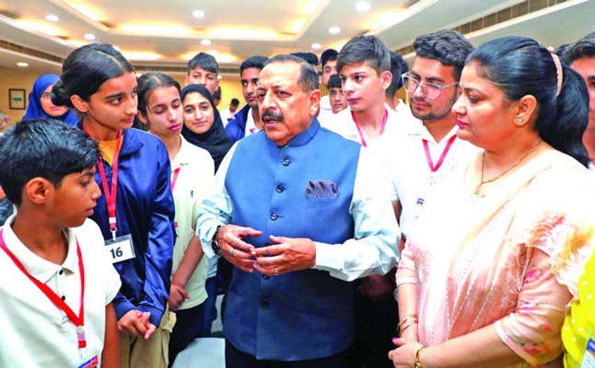  Dr Jitendra hosts J&K school children visiting Delhi