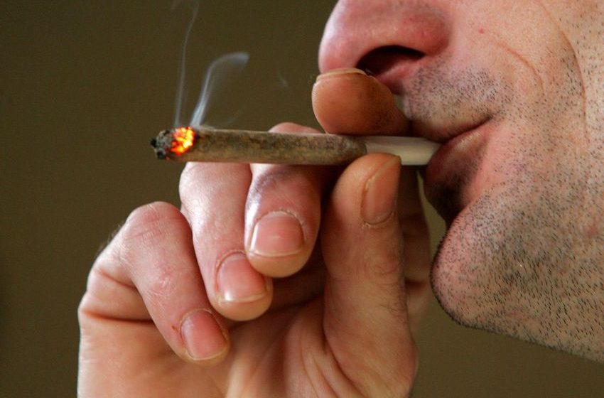 High court to weigh gun ban for pot heads