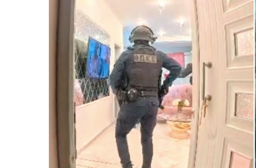  New video from the police operation against Roma who made millions from frauds: OPKE officers storm living rooms armed with guns and shields – “Get out”