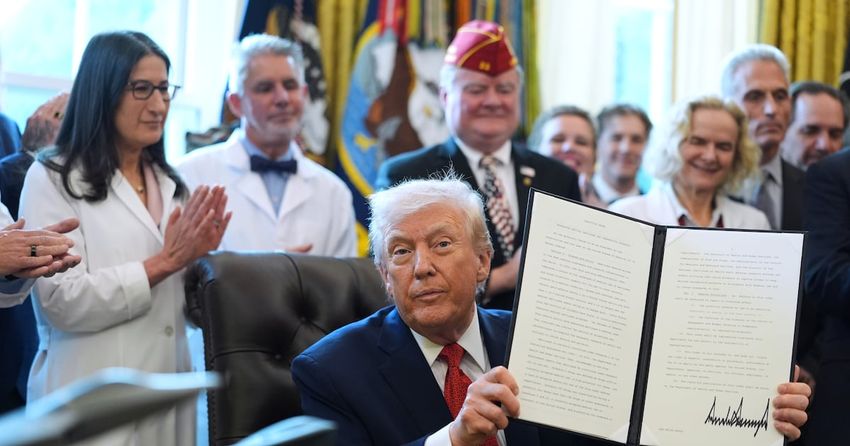  Trump signs order that could reclassify marijuana as a less dangerous drug