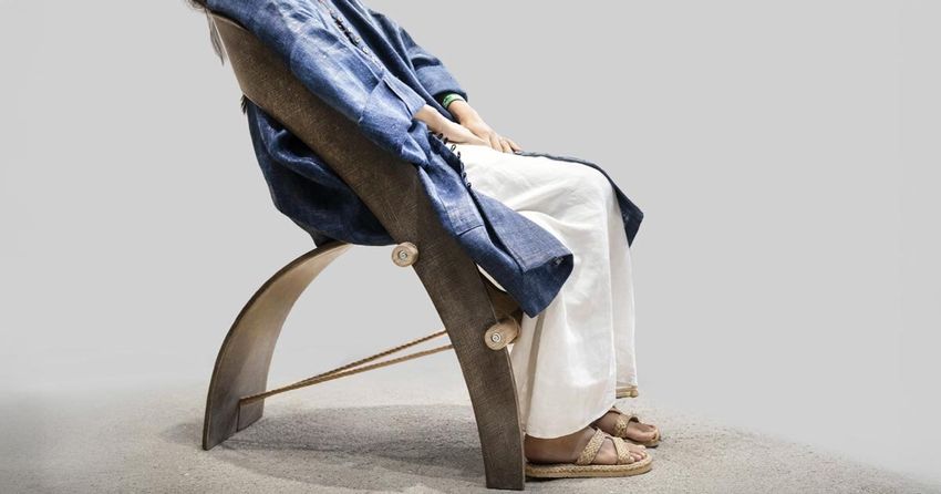  hemp fabric and pineapple-leaf fiber composite form a chair built on balance and tension