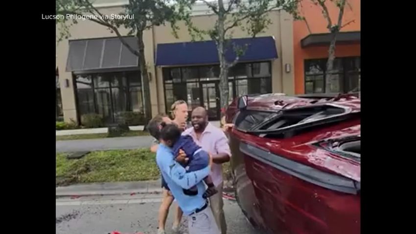  WATCH: Good Samaritans in Florida rescue family, including baby, after car crash