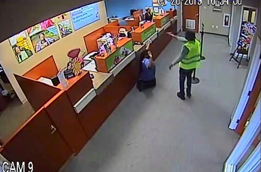  Supreme Court sounds likely to allow police to continue search smartphone data