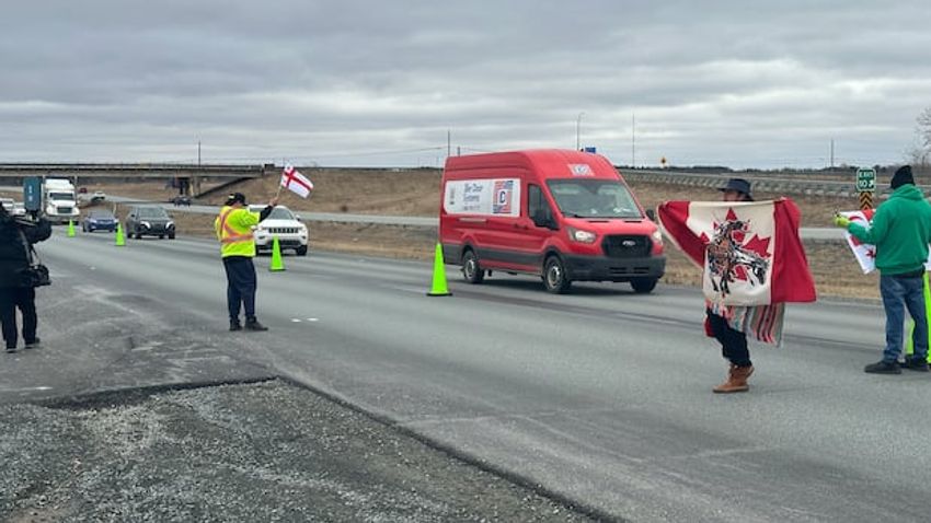  First Nations blockade 2 N.S. highways as tensions escalate over cannabis raids
