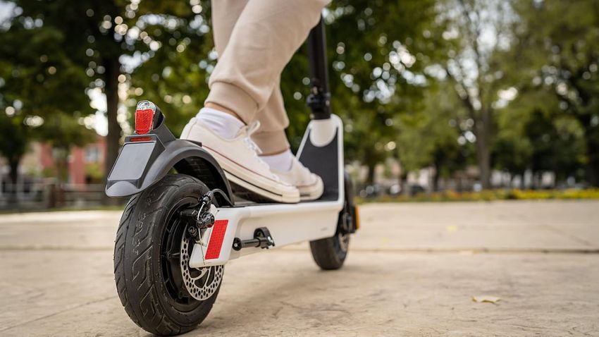  After a shocking episode where a young Garda recruit was injured in an incident involving a suspected drug  dealer, here’s why gardaí are now demanding new e-scooter licence laws