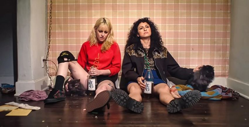  ‘The Wrong Girls’ Review: Kristen Stewart and Alia Shawkat Save the Stoner Movie