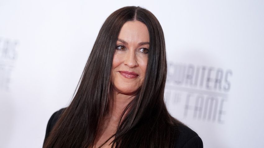  Alanis Morissette Sues Former Tour Manager, Alleges ‘Extortionate’ Threat Over Airport Drugs