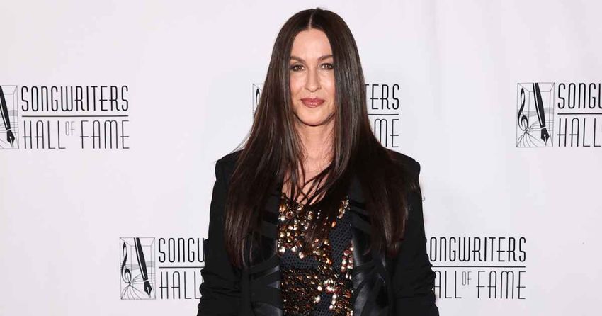  Alanis Morissette Accuses ‘Incompetent’ Tour Manager of Extortion in Lawsuit