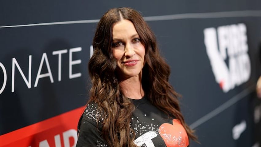  Alanis Morrisette sues former tour manager over alleged ‘calculated blackmail campaign’