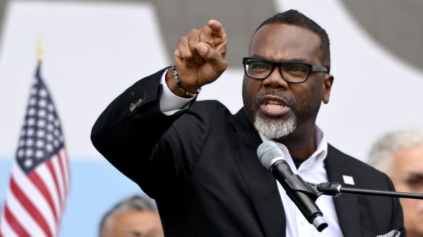  White House punches back at Chicago Mayor Johnson over reparations demands