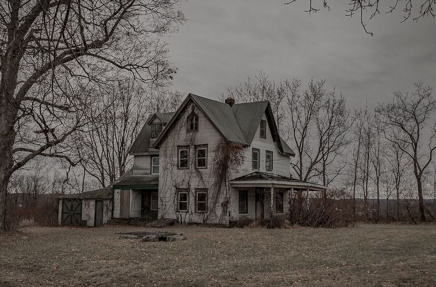  Your Worst Edible Story Could Win You Two Nights in an Allegedly Haunted Illinois House